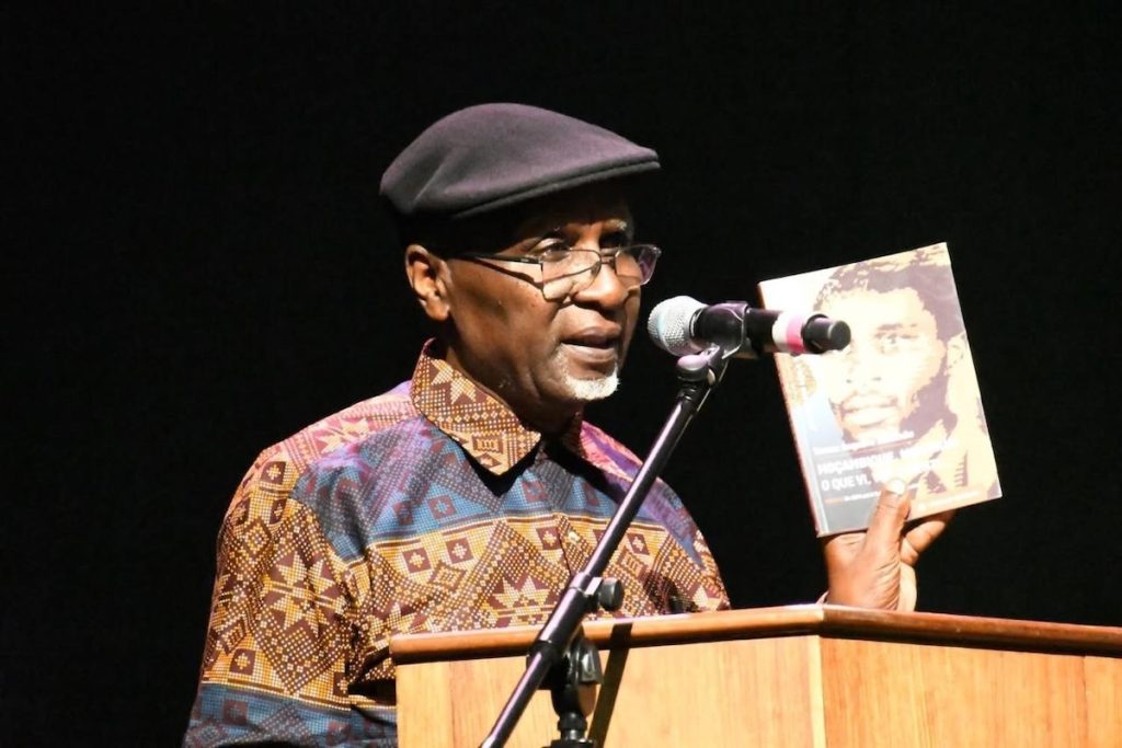 Tomaz Augusto Salomão na apresentação do seu livro: “uma leitura metafórica”. Foto © João Salomão, cedida pelo autor.