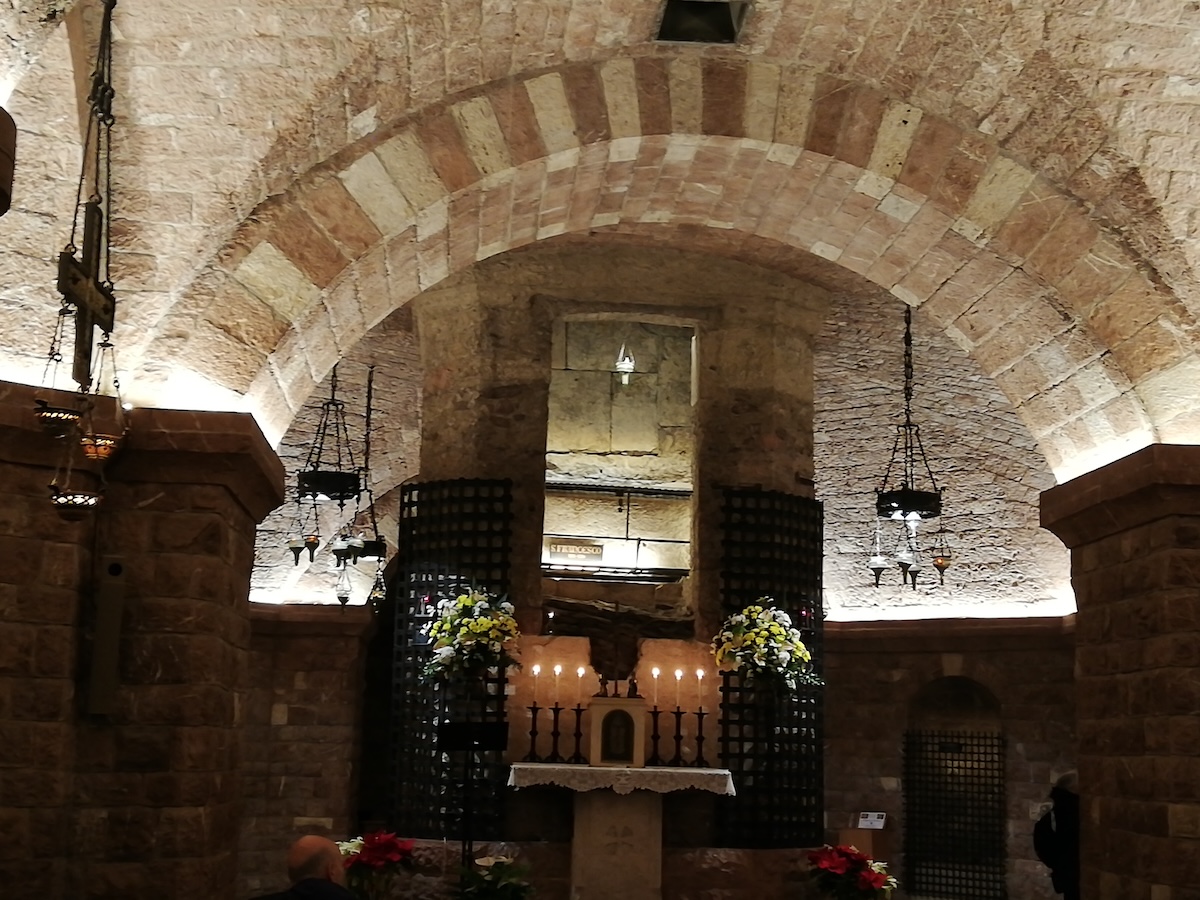 Cripta da Basílica de São Francisco, Assis, túmulo