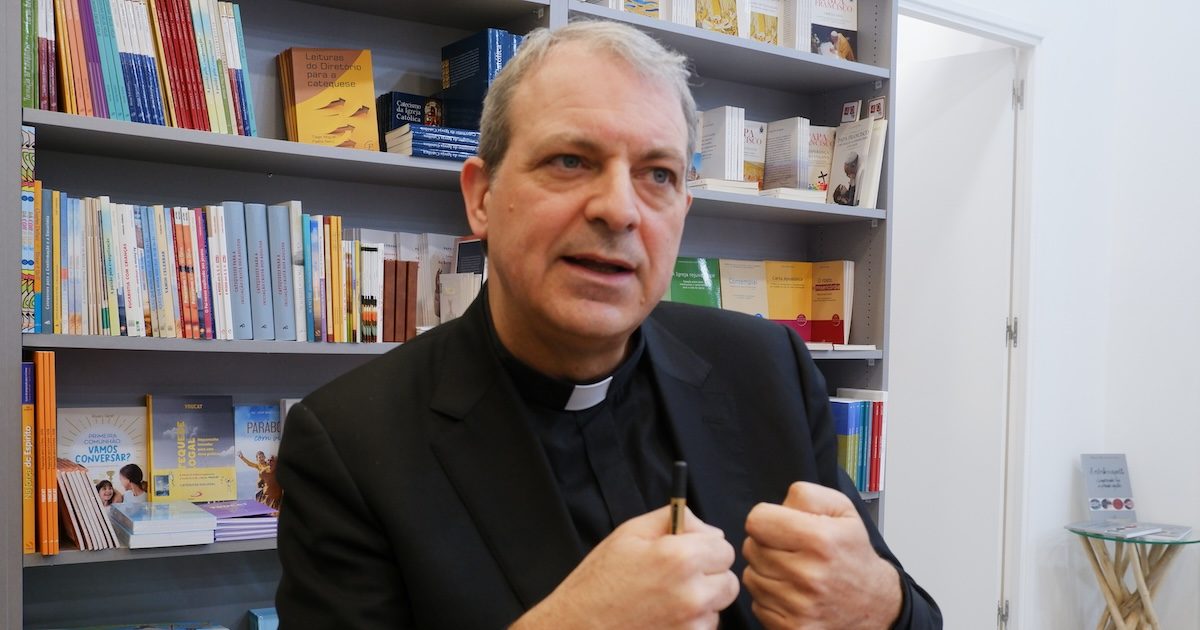 Mário Rui de Oliveira capa Mário Rui de Oliveira. padre