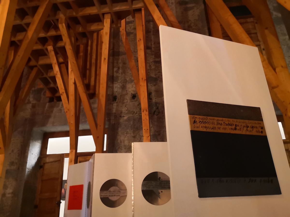 A exposição Os Loghismoí de Evágrio Pôntico e o Apocalypsis Iesu Christi segundo Giancarlo Pavanello em Braga procura expressar, com os dois biombos de movimento serpenteado, “o despojamento de Evágrio o Pôntico”. Foto © Joaquim Félix de Carvalho. Giancarlo Pavanello, Evágrio Pôntico, Pintura, Arte, Pecados