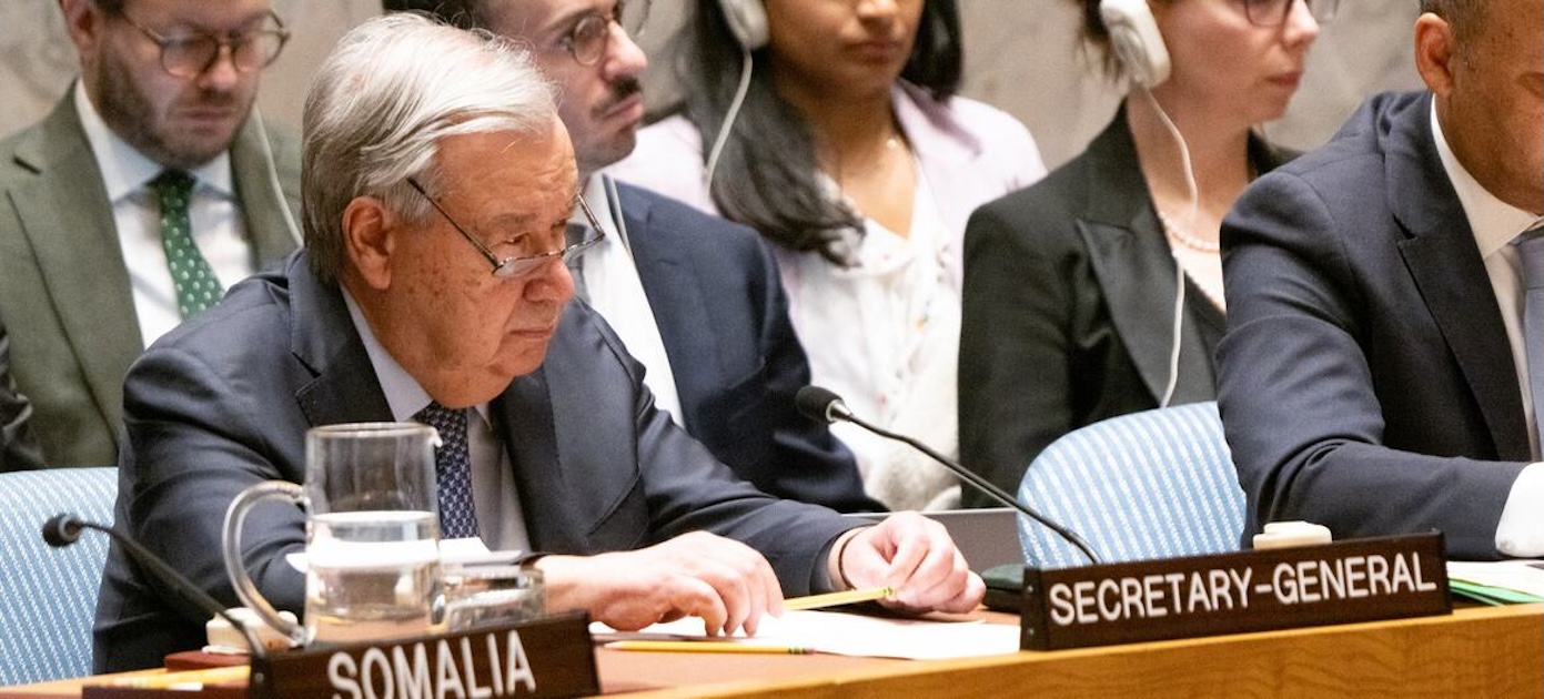 O secretário-geral da ONU, António Guterres, faz uma apresentação numa reunião de emergência do Conselho de Segurança sobre o Irão, em 28 de fevereiro. Foto © ONU/Eskinder Debebe.