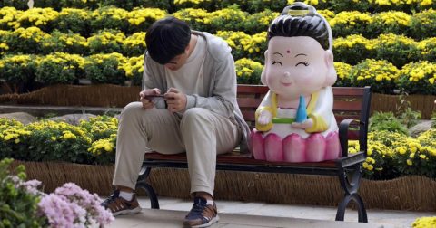 Jovem num banco de jardim na Coreia do Sul. Foto Pew Research Center
