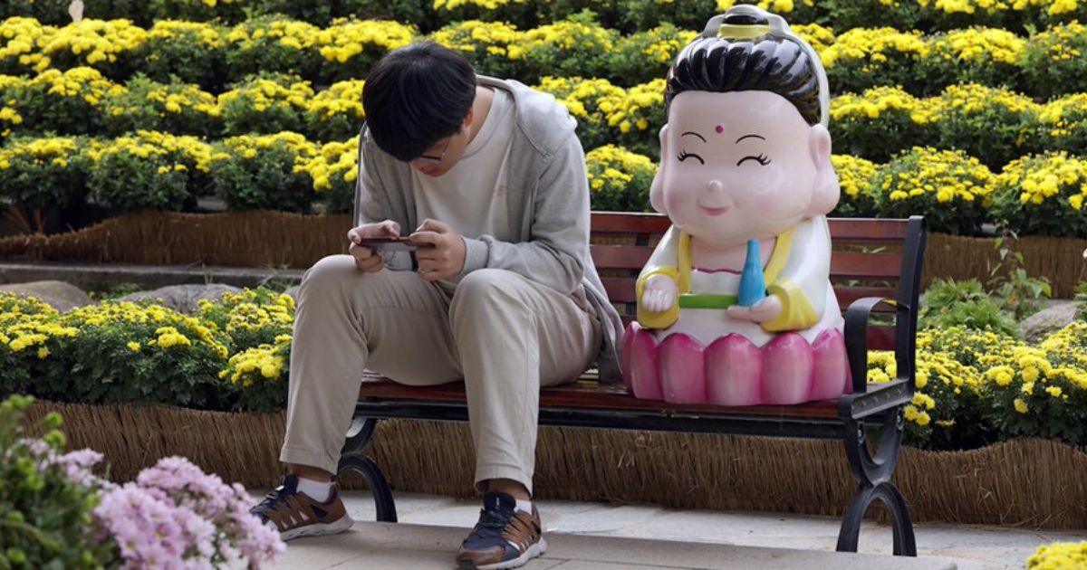 Jovem num banco de jardim na Coreia do Sul. Foto Pew Research Center