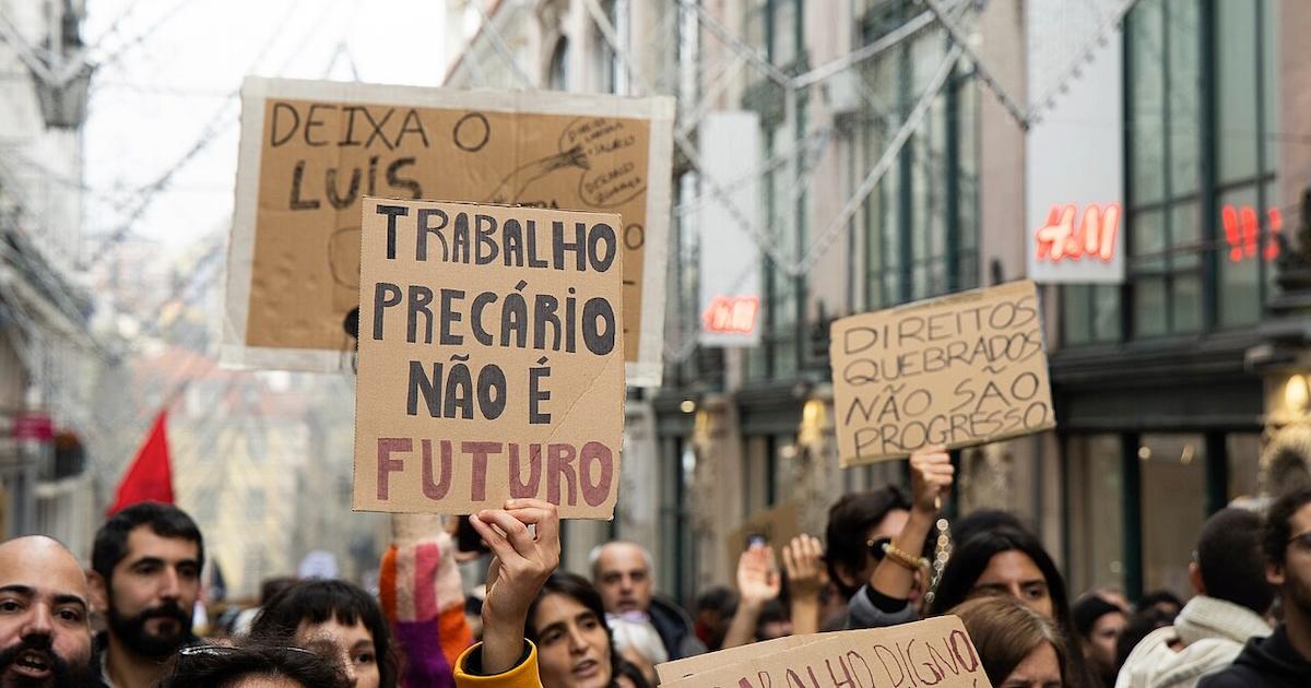 Manif Greve Geral Imagem da manifestação da Greve Geral, em Lisboa, de dezembro de 2025. Foto © Rafael Medeiros/Esquerda.net, CC BY-SA 4.0 , via Wikimedia Commons Trabalho precário