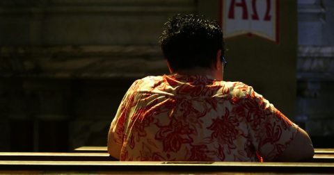 [Mulher ajoelhada diante do ambão, na Catedral de Reggio Calabria “a Igreja venerou sempre as divinas Escrituras como venera o próprio Corpo do Senhor.” Fotografia © Joaquim Félix]
