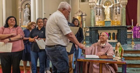 O bispo de El Paso, Mark Seitz ,cumprimenta os fiéis na missa do passado domingo, onde deu a conhecer a sua mais recente carta pastoral. Foto Hope Borde Institute