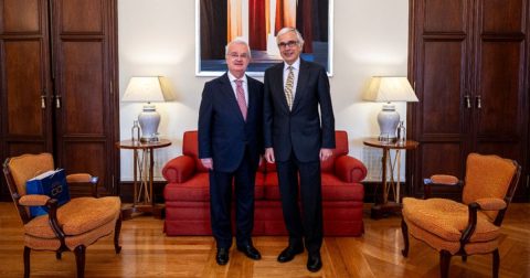 Portugal mais próximo de aderir ao Conselho das Partes do Kaiciid O embaixador Almeida Ribeiro e o presidente da Assembleia da República, José Aguiar Branco. Foto KAICIID