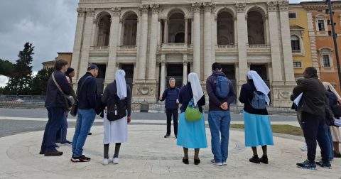 O grupo de peregrinos em frente à igreja de S. João de Latrão. Foto DR