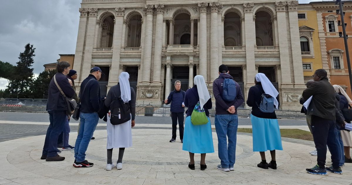 O grupo de peregrinos em frente à igreja de S. João de Latrão. Foto DR O grupo de peregrinos em frente à igreja de S. João de Latrão. Foto DR