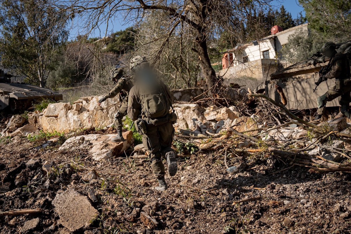 Numa imagem partilhada pelas forças armadas israelitas, soldados do exército operam no sul do Líbano, no âmbito da chamada "Operação Leão Rugidor 2026". Israel invadiu esta região do Líbano, depois dos ataques ao Irão. Foto © IDF Spokesperson's Unit, via Wikimedia Commons. guerra militares https://commons.wikimedia.org/wiki/File:Operation-Roaring-Lion-0040.jpg