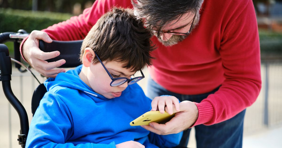 Pai e filho com smartphone. Foto Alvaro Stock