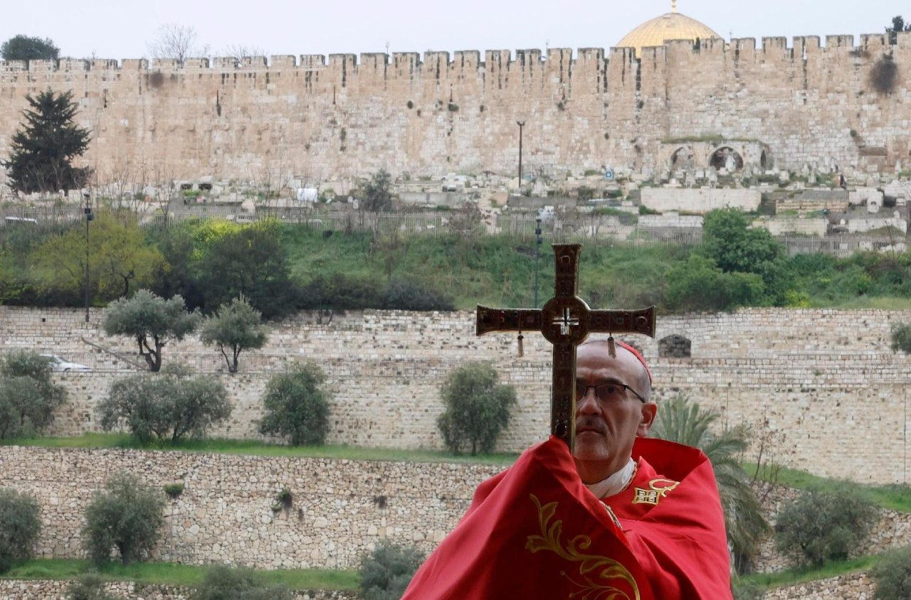 O cardeal Pizzaballa na meditação pela paz, no Monte das Oliveiras, que fez sozinho durante a tarde de Domingo de Ramos. Foto © Vatican Media. Jerusalém patriarca latino