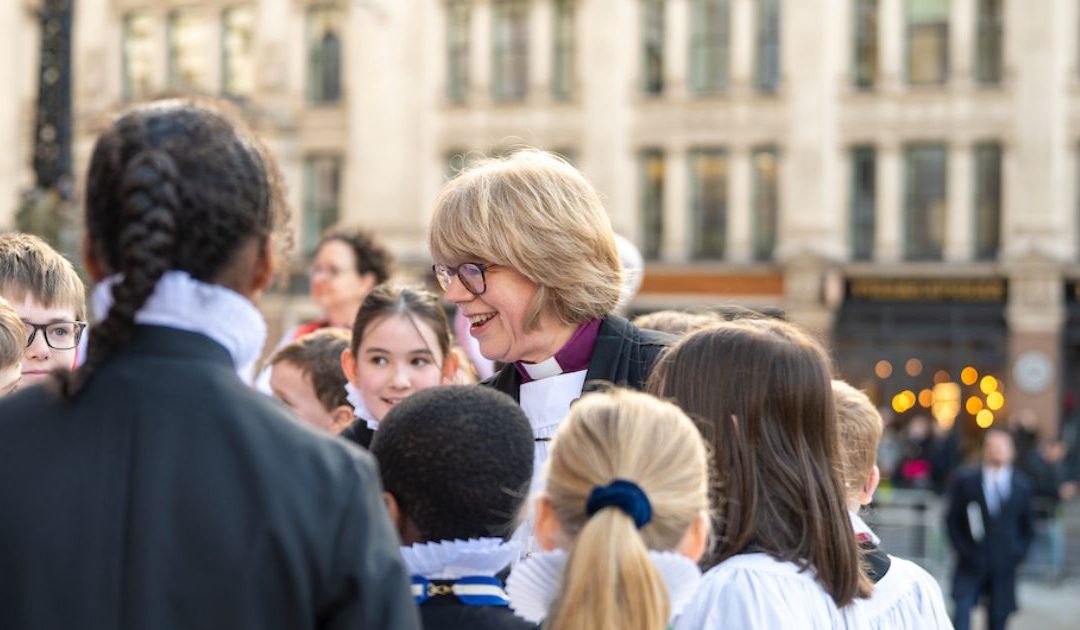 Arcebispa Sarah Mullally peregrina seis dias a pé até Cantuária