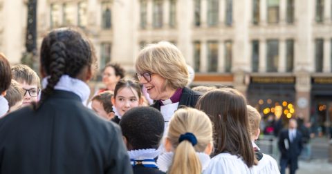 Sarah Mullally saúda crianças no dia da sua confirmação como arcebispa de Cantuária, a 28 de janeiro de 2026. Foto Archbishop of Canterbury