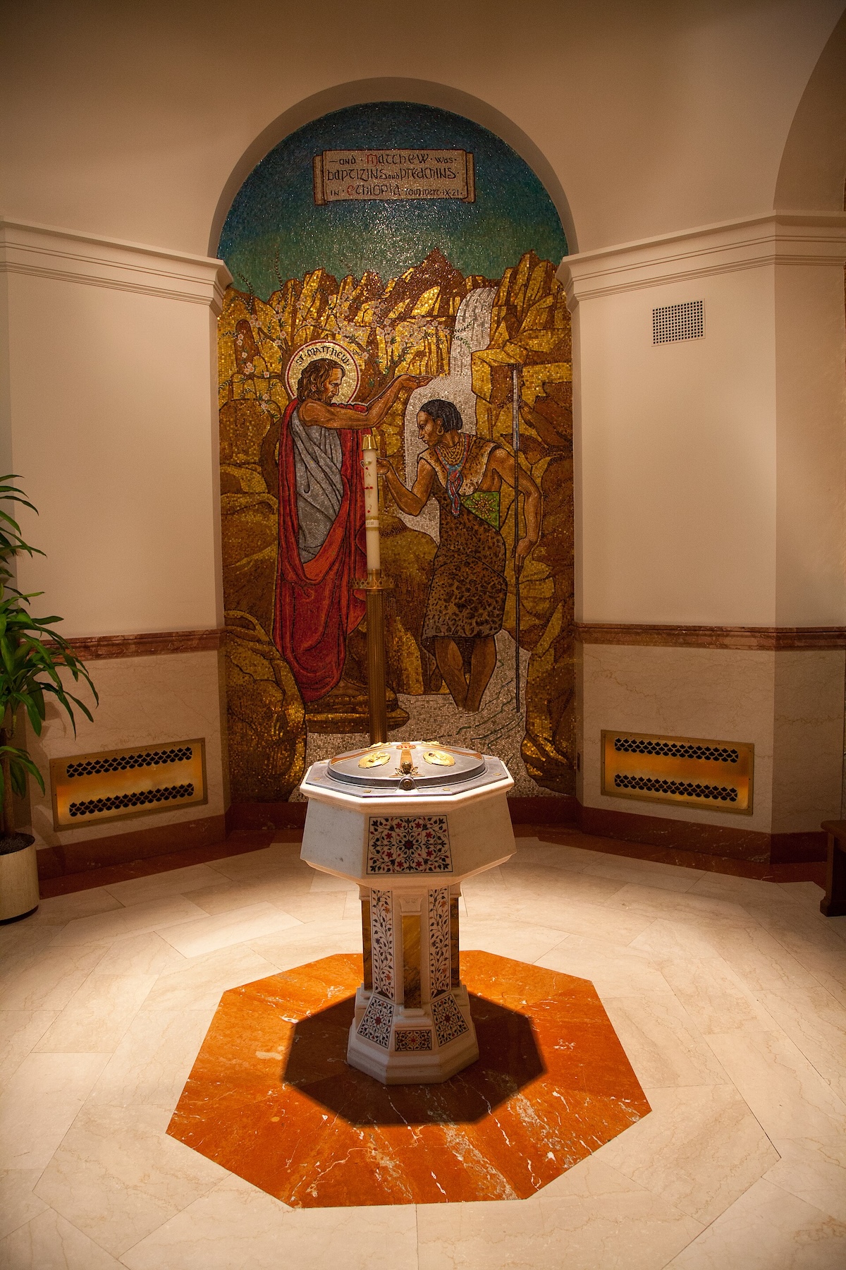 A razão principal (49%) para as conversões ao catolicismo teve a ver com o casamento e o facto de o parceiro ser católico, diz sondagem de 2025. Na imagem, pia batismal da Catedral do Apóstolo São Mateus, em Washington. Foto © Almonroth, CC BY-SA 3.0 <https://creativecommons.org/licenses/by-sa/3.0>, via Wikimedia Commons.