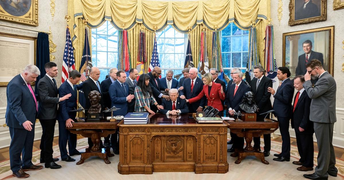 Trump White House crop O Presidente dos EUA, Donald Trump, reúne-se com membros do chamado Gabinete para a Fé da Casa Branca, na Sala Oval, no dia 5 de março de 2026. Foto © Official White House/Molly Riley.