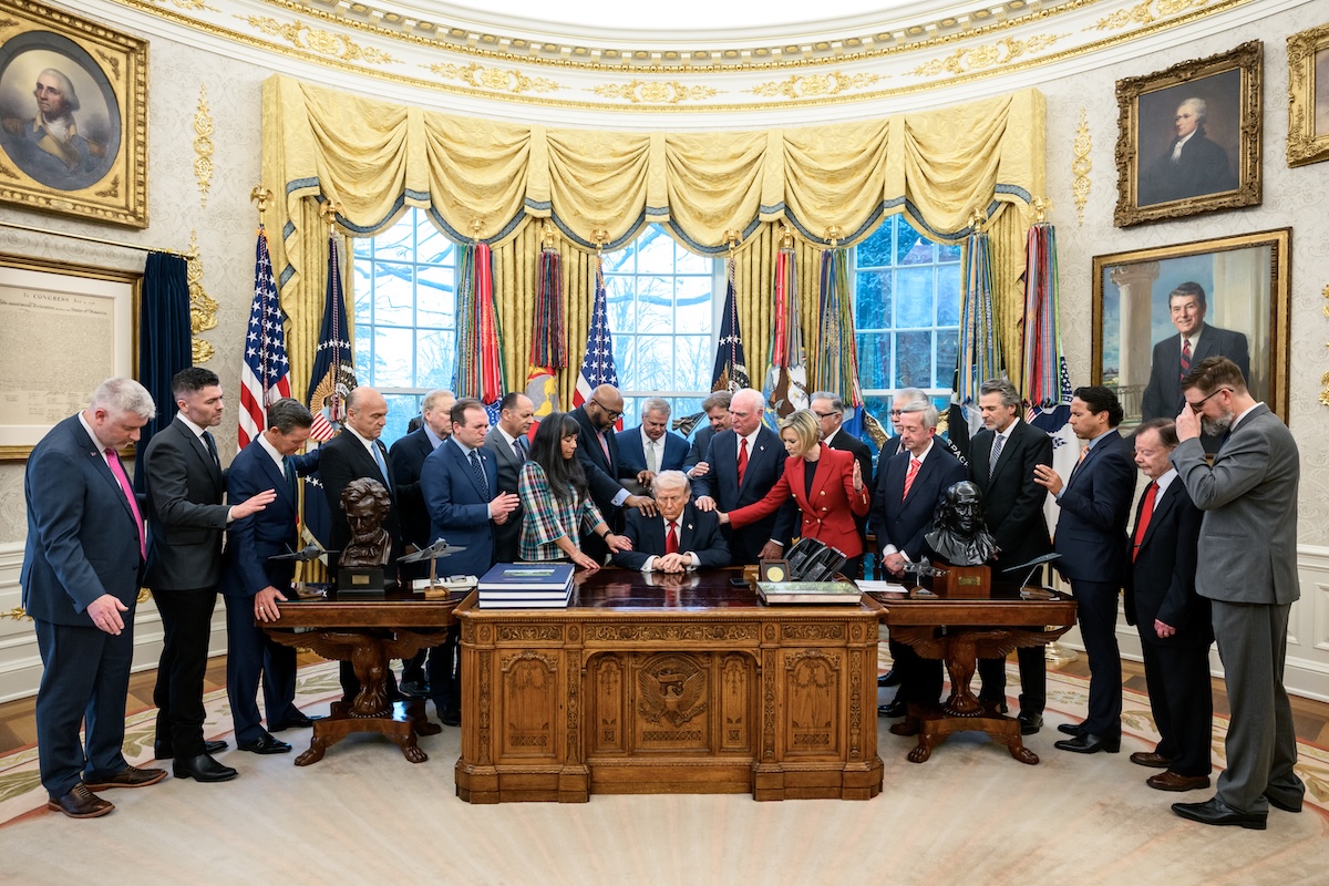 O Presidente dos EUA, Donald Trump, reúne-se com membros do chamado Gabinete para a Fé da Casa Branca, na Sala Oval, no dia 5 de março de 2026. Foto © Official White House/Molly Riley.
