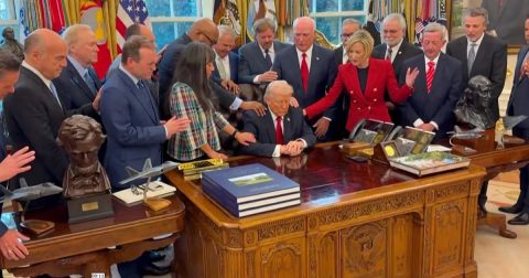 O fascismo totalitário já está presente na Igreja – a ultra-direita “cristã” organiza-se há 50 anos Um grupo de pastores evangélicos reza por Donald Trump e pelas forças armadas norte-americanas, na Sala Oval, a 6 de março. Imagem reproduzida a partir de vídeo da Casa Branca
