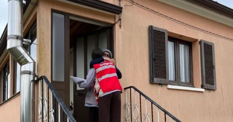 Uma técnica da Cáritas de Leiria abraça uma moradora de uma casa afetada pela tempestade Kristin. Foto Cáritas de Leiria