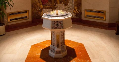 Na arquidiocese de Washington (EUA) serão batizados 1.755 adultos na Vigília Pascal. Pia batismal da Catedral do Apóstolo São Mateus, em Washington. Foto © Almonroth, CC BY-SA 3.0 , via Wikimedia Commons.