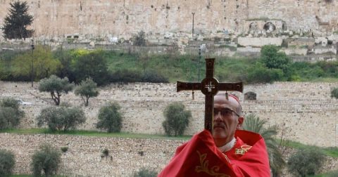 Israel proíbe missa de Domingo de Ramos no Santo Sepulcro O cardeal Pizzaballa na meditação pela paz, no Monte das Oliveiras, que fez sozinho durante a tarde de Domingo de Ramos. Foto © Vatican Media. Jerusalém patriarca latino