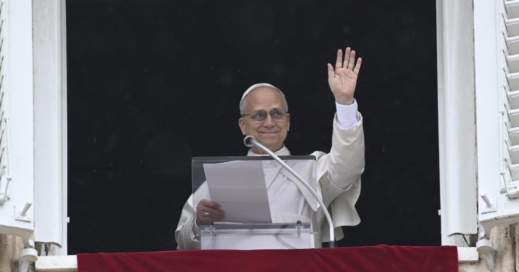 Leão XIV, após a recitação da oração do ângelus, desde a janela do apartamento pontifício. Foto © Vatican Media, via agência Ecclesia. Papa Vaticano