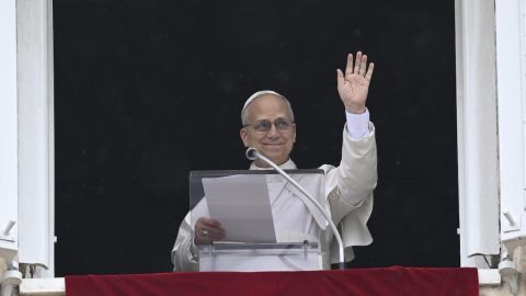 Papa apela à paz na Ucrânia e apoia nova tentativa de negociação diplomática Leão XIV, após a recitação da oração do ângelus, desde a janela do apartamento pontifício. Foto © Vatican Media, via agência Ecclesia. Papa Vaticano