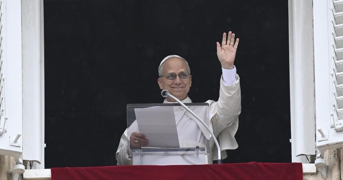 angelus_janela_sorriso_VM Leão XIV, após a recitação da oração do ângelus, desde a janela do apartamento pontifício. Foto © Vatican Media, via agência Ecclesia. Papa Vaticano