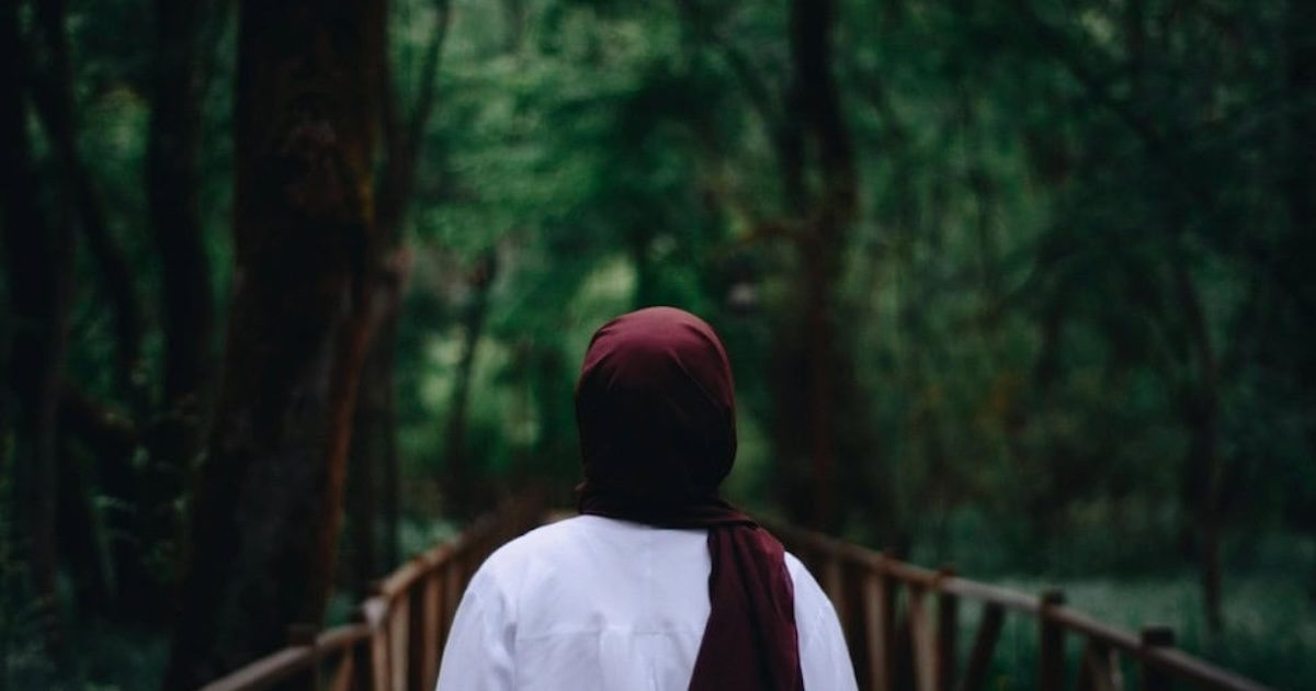muslim-woman-pexels- Mulher com um hijab vermelho. Foto © Gül Işık/Pexels.com https://www.pexels.com/photo/woman-wearing-red-hijab-2218352/