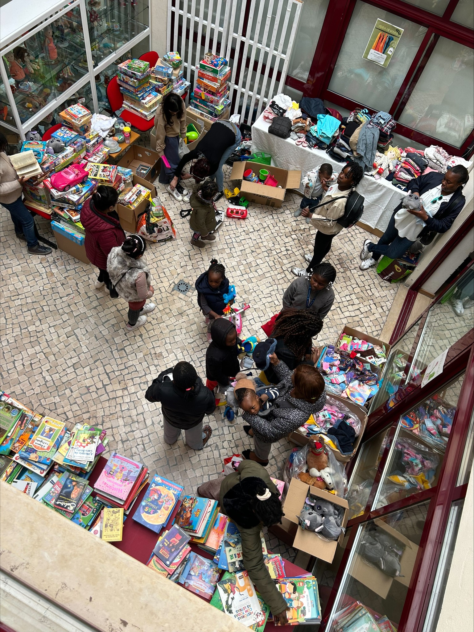 o Centro Comunitário de Inserção da Cáritas Diocesana de Coimbra promoveu uma Feira do Livro, Brinquedos e Roupa, fevereiro 2026. Foto Caritas Coimbra