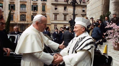 João Paulo II foi à Sinagoga de Roma há 40 anos: a amizade com o judaísmo, um caso à parte O rabi Elio Toaff acolhendo o Papa João Paulo II à porta do Templo Maior de Roma. Foto: Direitos reservados. judaísmo cristianismo