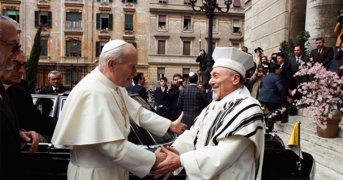 O rabi Elio Toaff acolhendo o Papa João Paulo II à porta do Templo Maior de Roma. Foto: Direitos reservados. judaísmo cristianismo