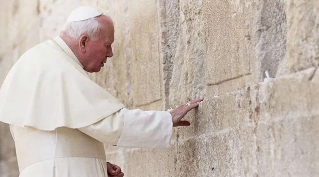 João Paulo II no Muro das Lamentações, em Jerusalém: um gesto para a história. Foto: Direitos reservados.