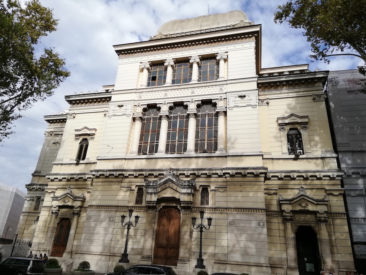 Sinagoga de Roma: o Papa condenou o anti-semitismo, “quaisquer que sejam as épocas e os autores.” Foto © António Marujo
