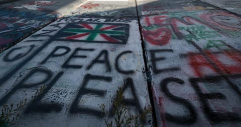Belém, Palestina Paz, por favor, diz uma pichação em um trecho do muro que separa Belém de Jerusalém. Foto Albin HillertWCC