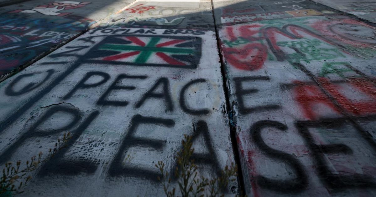 Belém, Palestina Paz, por favor, diz uma pichação em um trecho do muro que separa Belém de Jerusalém. Foto Albin HillertWCC