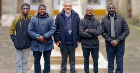 Moçambique e Portugal unidos pela formação de padres Bispo de Tete esteve em Portugal e encontrou-se com sacerdotes e seminaristas moçambicanos. Foto Direitos reservados