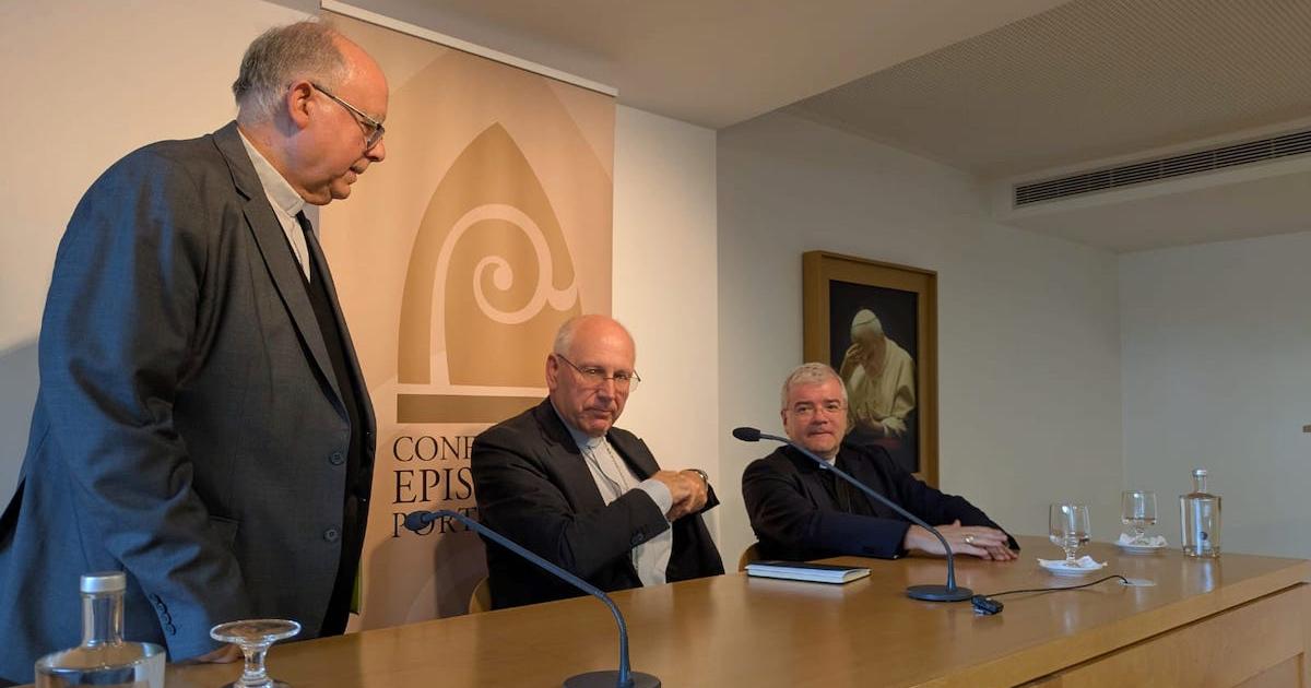 Manuel Barbosa, secretário da CEP, Virgílio Antunes e José Cordeiro, presidente e vice-presidente, na conferência de imprensa. Foto © António Marujo/7MARGENS. bispos