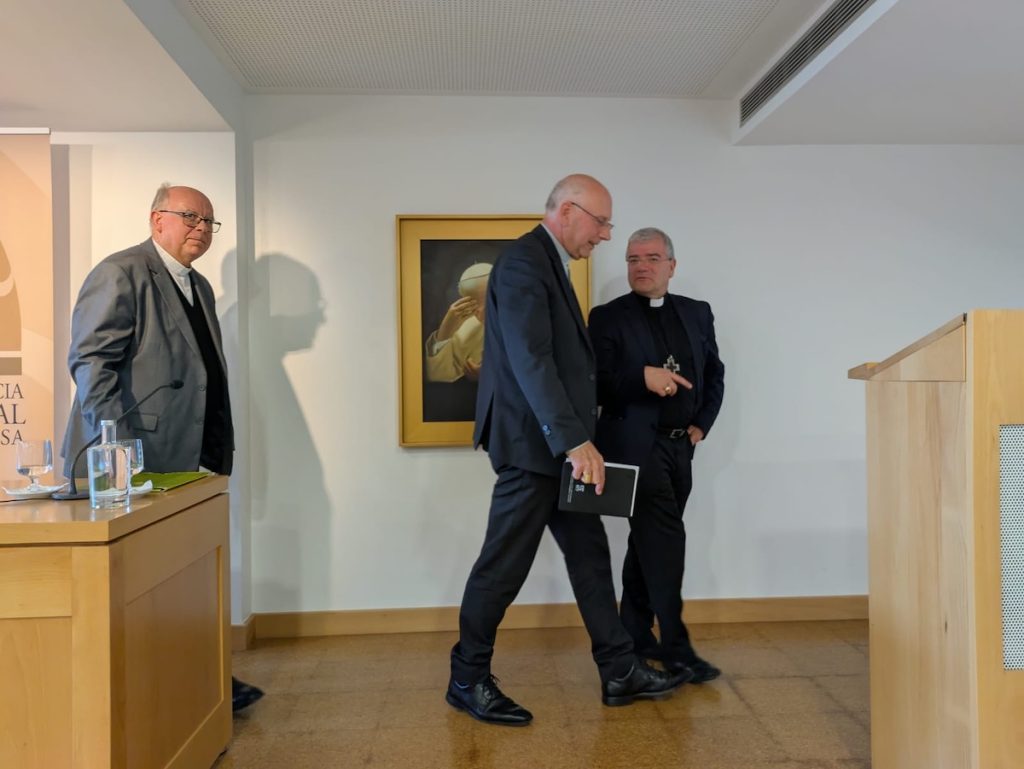 O novo presidente da CEP, Virgílio Antunes (ao centro), sai acompanhado de Manuel Barbosa e José Cordeiro. Foto © António Marujo/7MARGENS. bispos Coimbra Braga
