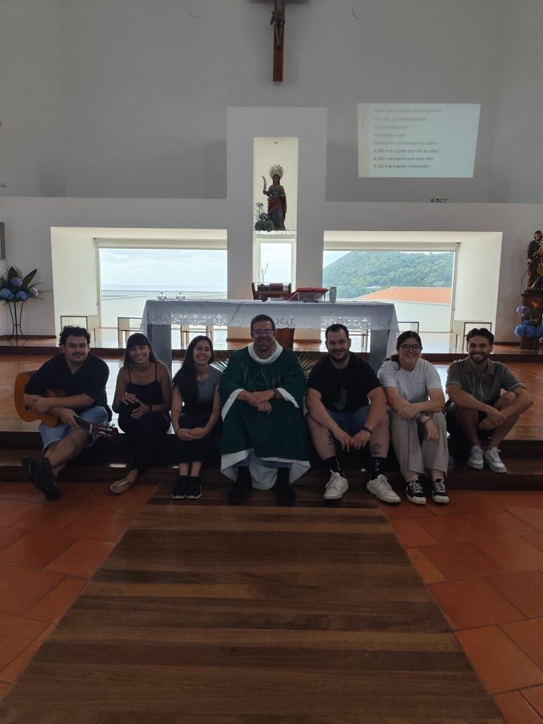 Dirigentes da JOC com o padre Pedro Lima
