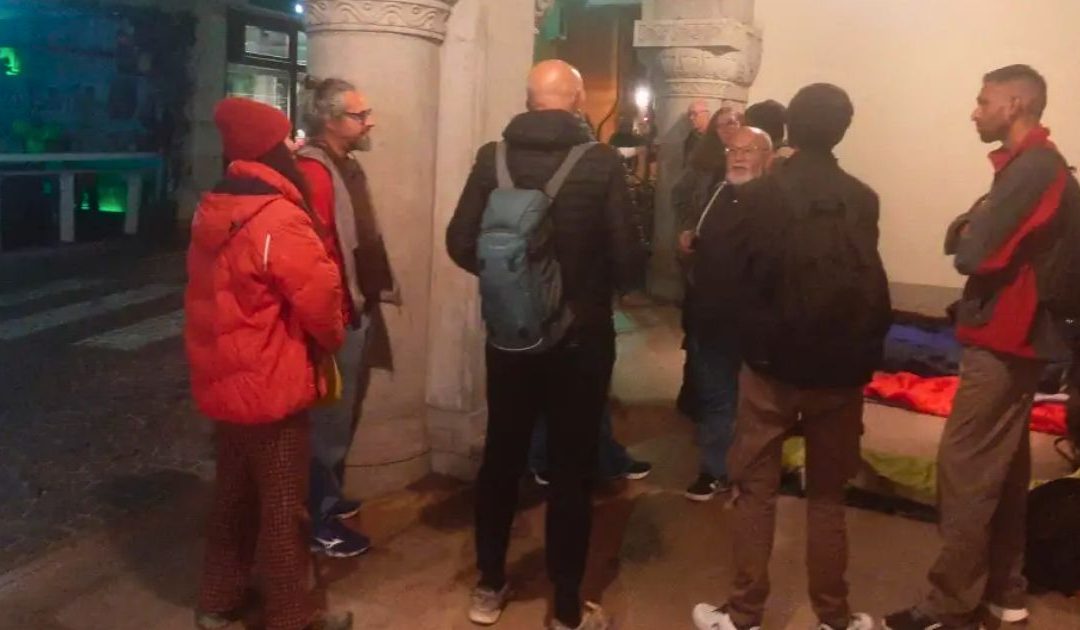 O gesto profético de dois padres que dormiram na rua com migrantes despejados