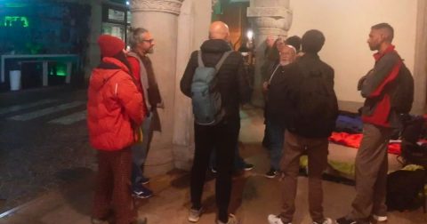 Dois padres juntaram-se a 11 migrantes que tiveram de dormir na rua em Treviso. Foto Direitos reservados