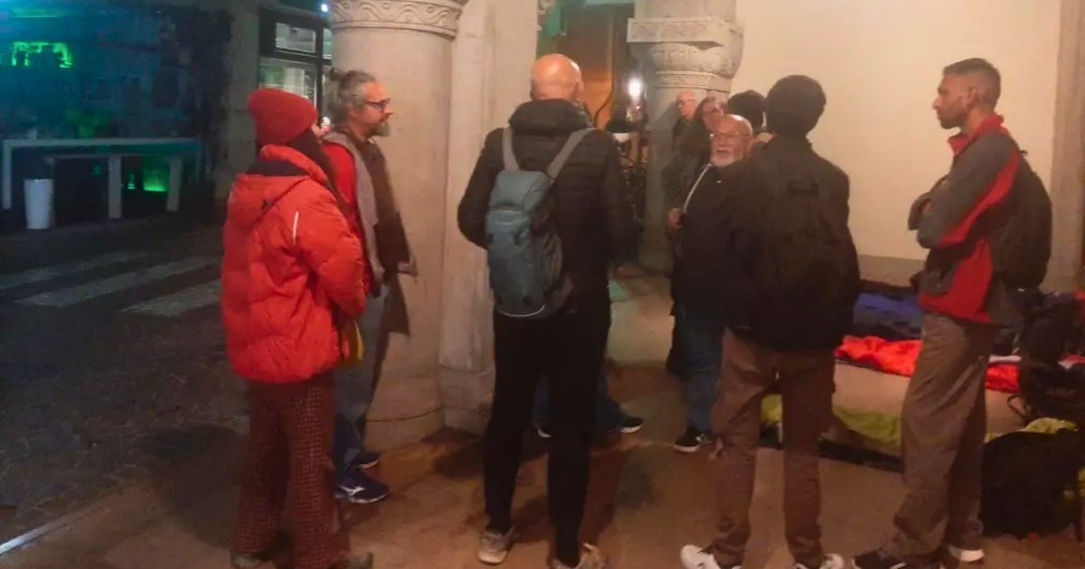 Dois padres juntaram-se a 11 migrantes que tiveram de dormir na rua em Treviso. Foto Direitos reservados