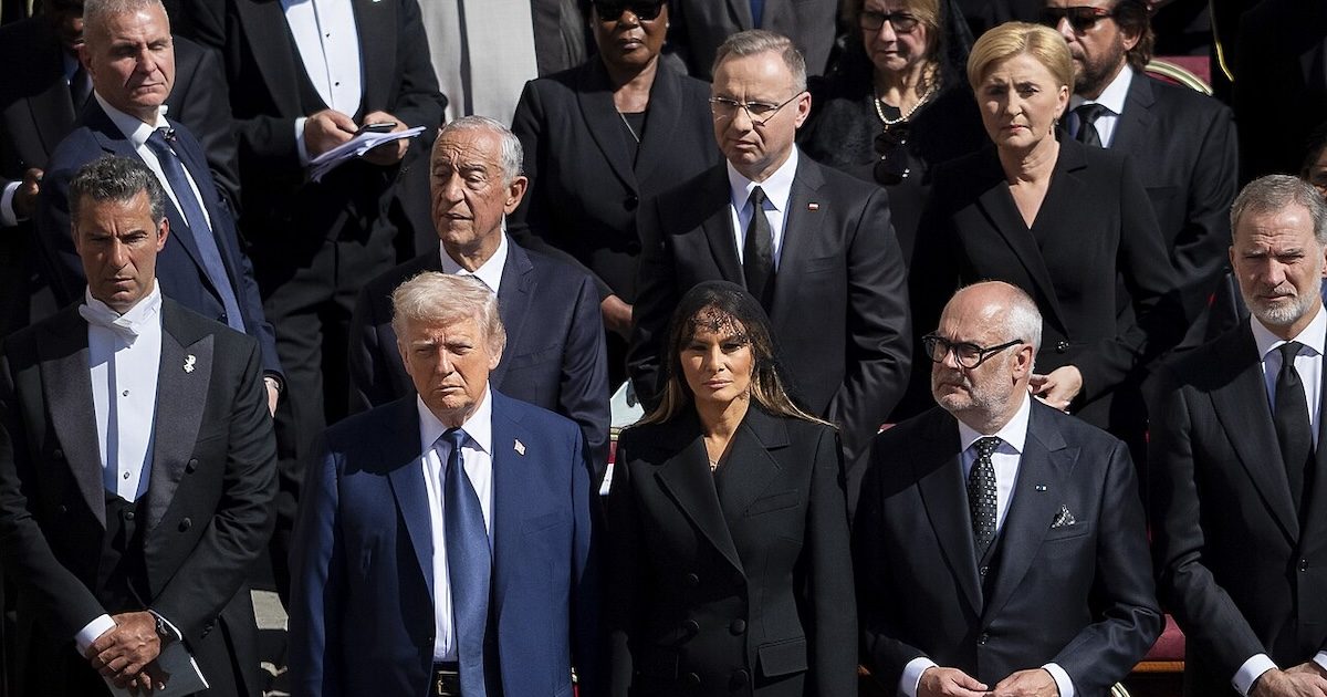 F20250426AH-2715_President_Trump_and_First_Lady_Melania_Trump_attend_the_funeral_Mass_for_Pope_Francis O Presidente Donald Trump e a primeira-dama Melania Trump (com outros dignitários estrangeiros, incluindo Marcelo Rebelo de Sousa), assistem ao funeral do Papa Francisco, a 26 de abril de 2025, na Basílica de São Pedro, Vaticano. A tensão com o bispo de Roma vem dos tempos de Francisco, e agudizou-se com o americano Leão XIV. Foto © Andrea Hanks/The White House, Public domain, via Wikimedia Commons.