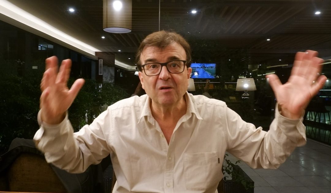 O louco de Deus foi ao fim do mundo e levou um escritor ateu para contar o que viu