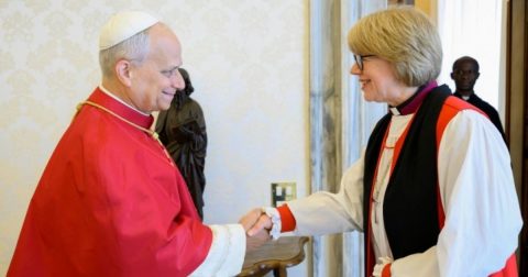 Papa: “Superar as diferenças, por mais insuperáveis que possam parecer” O Papa Leão XIV cumprimenta a arcebispa de Cantuária, Sarah Mullaly, no Vaticano, a 27 de abril de 2026. Foto Vatican Media