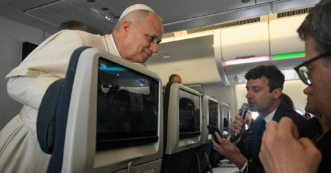 "Não" a bênçãos formalizadas de casais homossexuais, à guerra e à inércia dos países ricos O Papa Leão XIV respondeu a perguntas de cinco jornalistas no voo de regresso a Roma. Foto Vatican Media