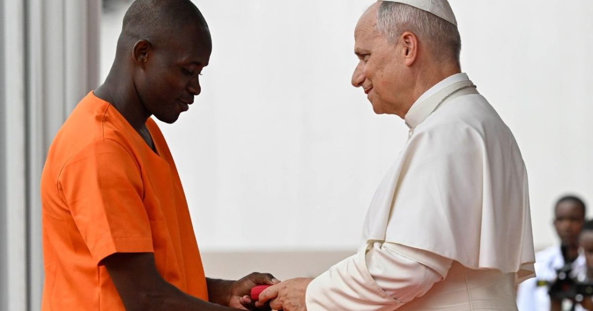 O Papa saúda um recluso na prisão de Bata, na Guiné Equatorial. Foto Vatican Media O Papa saúda um recluso na prisão de Bata, na Guiné Equatorial. Foto Vatican Media