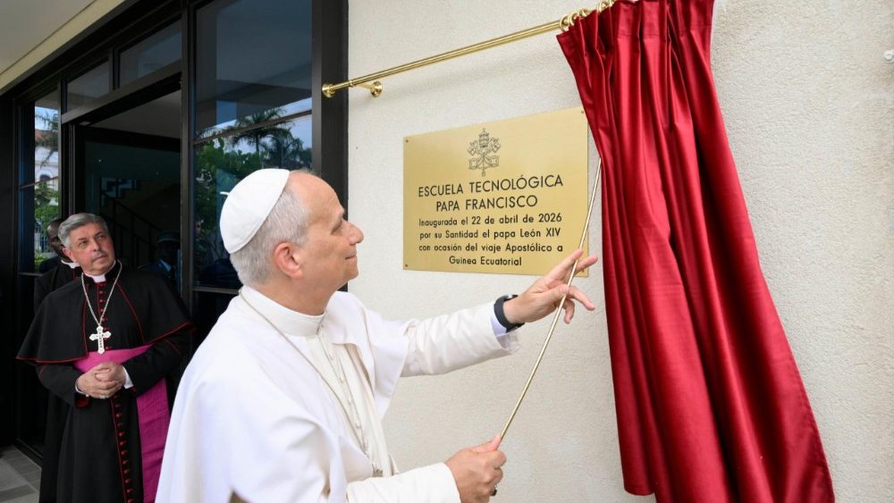 Papa Leão XIV inaugura escola tecnológica Papa Francisco, na Guiné Equatorial. Foto Vatican Media