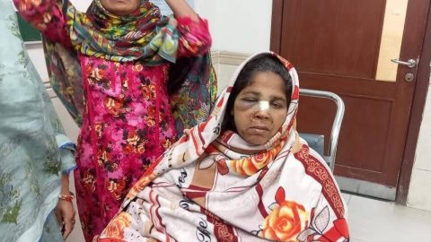 Camião abalroou procissão católica no Domingo de Páscoa Uma mulher ferida após duas centenas de fiéis que iam em procissão terem sido atropelados por um camião nas ruas de Gujranwala, no estado do Panjabe, no Domingo de Páscoa, 5 de abril. Foto: Direitos reservados.